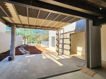 Casa en  Venta en Club de Golf Altozano colinda con Campo de Golf