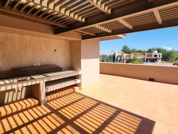 Casa en  Venta en Club de Golf Altozano colinda con Campo de Golf