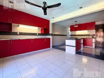 Venta de casa con departamento independiente cerca del Malecón de la Ciudad de Campeche.