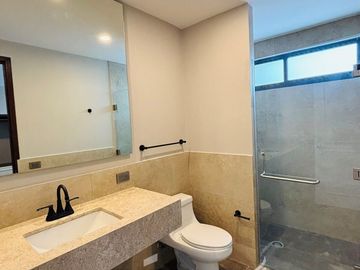 Casa en venta con diseño exclusivo en Fracc. Paseo de la Reina