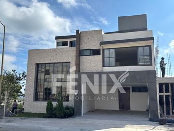 Casa en venta con diseño exclusivo en Fracc. Paseo de la Reina