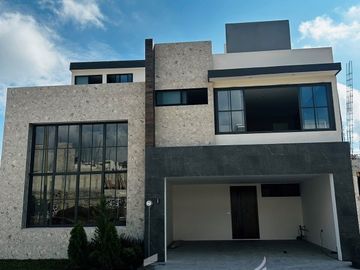 Casa en venta con diseño exclusivo en Fracc. Paseo de la Reina