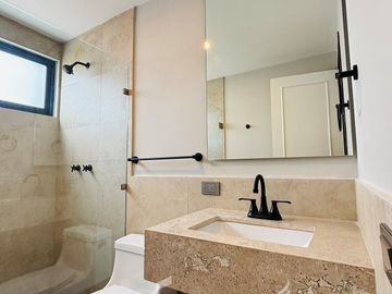 Casa en venta con diseño exclusivo en Fracc. Paseo de la Reina
