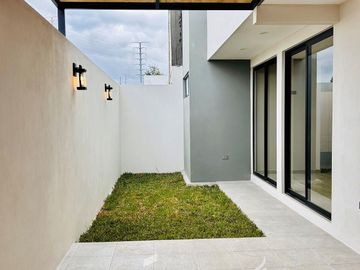 Casa en venta con diseño exclusivo en Fracc. Paseo de la Reina