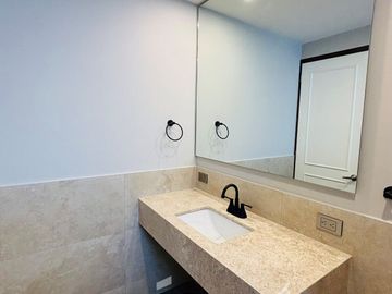 Casa en venta con diseño exclusivo en Fracc. Paseo de la Reina