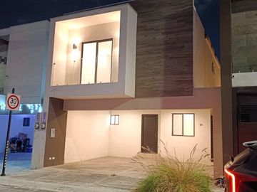 Casa en Venta en Fontana Provenzal, Guadalupe - Alberca y Amenidades