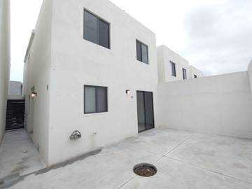 Casa en Venta en Fontana Provenzal, Guadalupe - Alberca y Amenidades