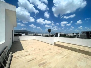 Casa en Venta en La Encomienda, Escobedo, 4 Recámaras, Alberca y Frente a Parque