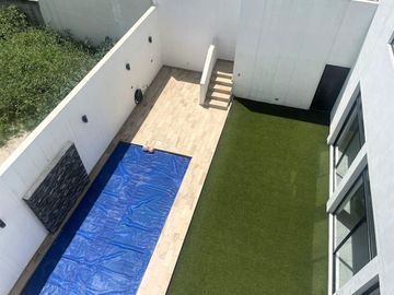 Casa en Venta en La Encomienda, Escobedo, 4 Recámaras, Alberca y Frente a Parque