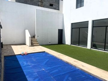 Casa en Venta en La Encomienda, Escobedo, 4 Recámaras, Alberca y Frente a Parque