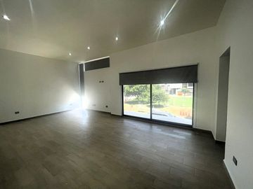 Casa en Venta en La Encomienda, Escobedo, 4 Recámaras, Alberca y Frente a Parque