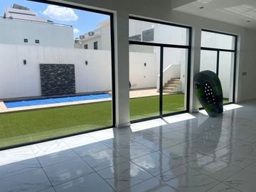 Casa en Venta en La Encomienda, Escobedo, 4 Recámaras, Alberca y Frente a Parque