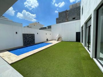 Casa en Venta en La Encomienda, Escobedo, 4 Recámaras, Alberca y Frente a Parque
