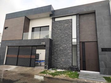 Casa en Venta en La Encomienda, Escobedo, 4 Recámaras, Alberca y Frente a Parque