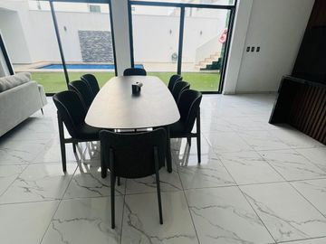 Casa en Venta en La Encomienda, Escobedo, 4 Recámaras, Alberca y Frente a Parque
