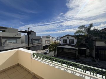 CASA EN VENTA CUMBRES 3er. SECTOR