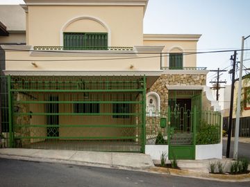 CASA EN VENTA CUMBRES 3er. SECTOR