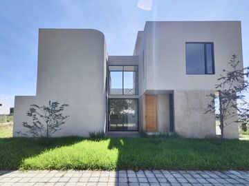 CASA EN VENTA EN FRACCIONAMIENTO MONTERREAL, CHOLULA RIVADAVIA.