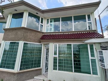 Casa en venta con tres habitaciones y jardín en Tizatlan, Tlaxcala.