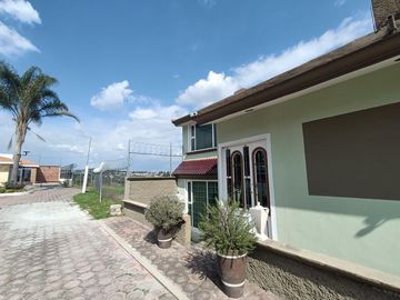 Casa en venta con tres habitaciones y jardín en Tizatlan, Tlaxcala.
