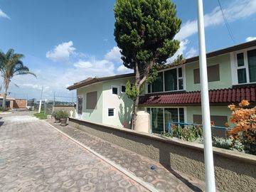 Casa en venta con tres habitaciones y jardín en Tizatlan, Tlaxcala.