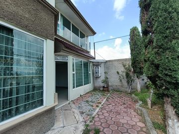 Casa en venta con tres habitaciones y jardín en Tizatlan, Tlaxcala.