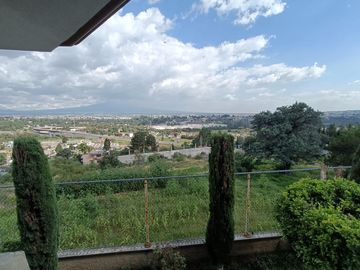 Casa en venta con tres habitaciones y jardín en Tizatlan, Tlaxcala.