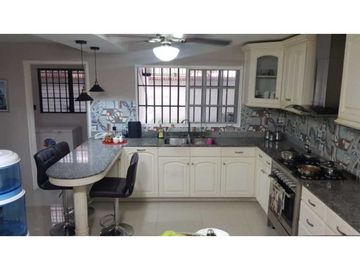 VENTA  CASA CON PISCINA EN LA ALAMEDA