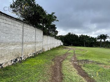Terreno con cabaña en venta en La Estanzuela Ver, acceso directo a calle.