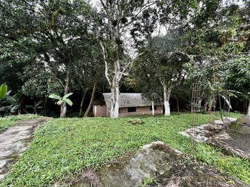 Terreno con cabaña en venta en La Estanzuela Ver, acceso directo a calle.