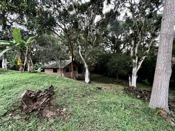 Terreno con cabaña en venta en La Estanzuela Ver, acceso directo a calle.