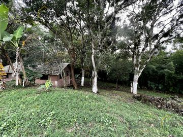 Terreno con cabaña en venta en La Estanzuela Ver, acceso directo a calle.