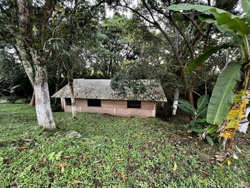 Terreno con cabaña en venta en La Estanzuela Ver, acceso directo a calle.
