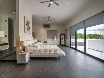 Venta Villa moderna en Puerto Aventuras con muelle privado para Yate