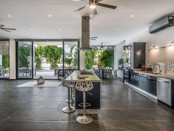 Venta Villa moderna en Puerto Aventuras con muelle privado para Yate