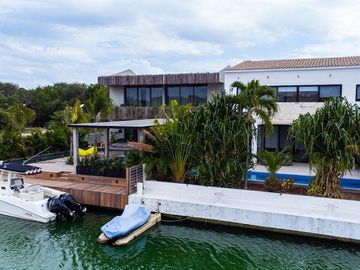 Venta Villa moderna en Puerto Aventuras con muelle privado para Yate