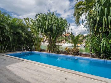 Venta Villa moderna en Puerto Aventuras con muelle privado para Yate