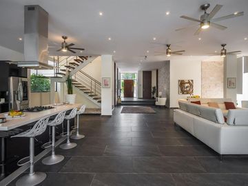 Venta Villa moderna en Puerto Aventuras con muelle privado para Yate