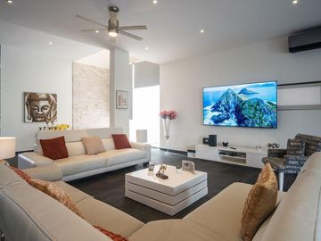 Venta Villa moderna en Puerto Aventuras con muelle privado para Yate