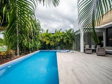 Venta Villa moderna en Puerto Aventuras con muelle privado para Yate