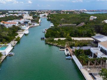 Venta Villa moderna en Puerto Aventuras con muelle privado para Yate
