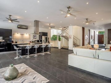 Venta Villa moderna en Puerto Aventuras con muelle privado para Yate