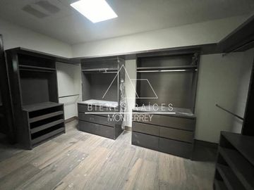 Casa en Privada Granadas en zona de El  Uro