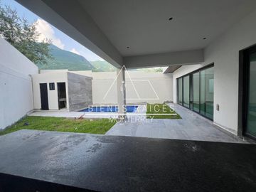 Casa en Privada Granadas en zona de El  Uro