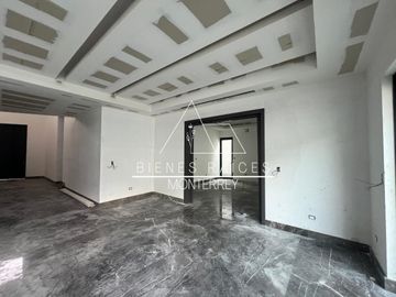 Casa en Privada Granadas en zona de El  Uro