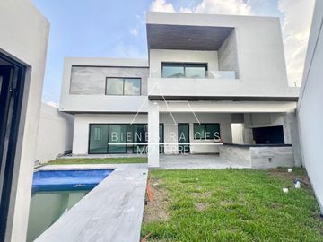 Casa en Privada Granadas en zona de El  Uro
