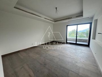 Casa en Privada Granadas en zona de El  Uro