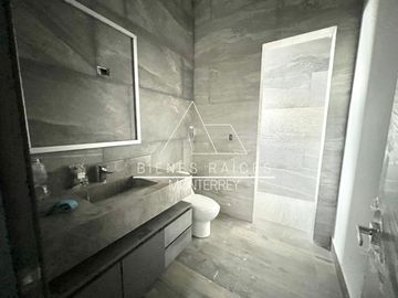 Casa en Privada Granadas en zona de El  Uro