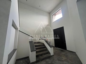 Casa en Privada Granadas en zona de El  Uro
