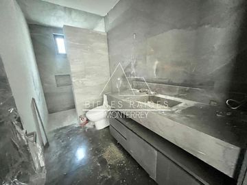 Casa en Privada Granadas en zona de El  Uro